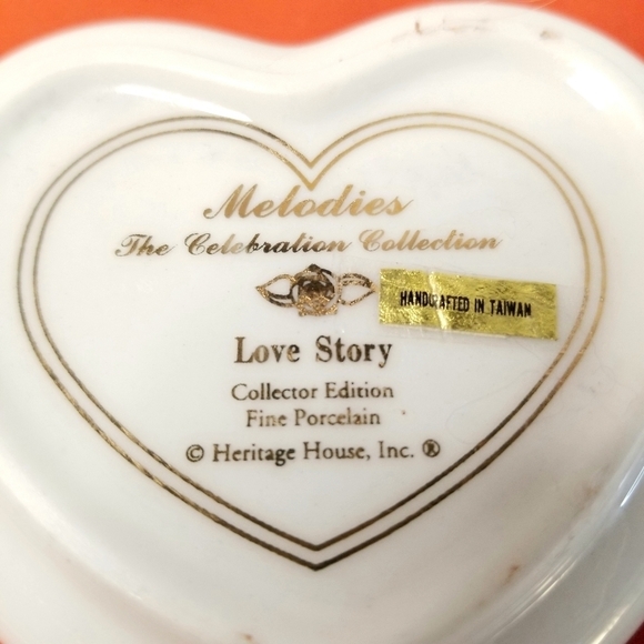 Heritage House Heart 3D Floral Fine Porcelain Music Box Trinket - Picture 10 of 12